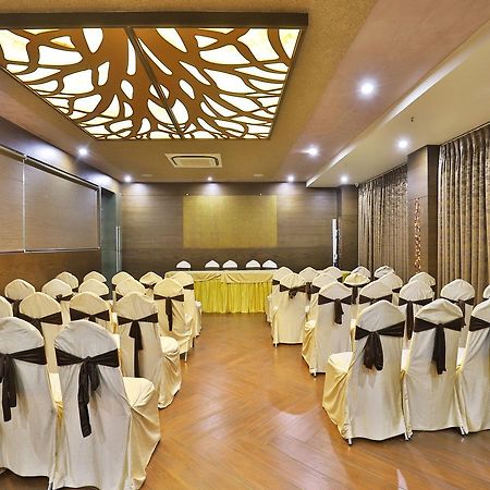 Oyo 13253 The Grand Vinayak Hotel Ахмедабад Экстерьер фото