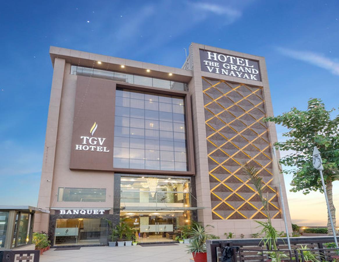 Oyo 13253 The Grand Vinayak Hotel Ахмедабад Экстерьер фото