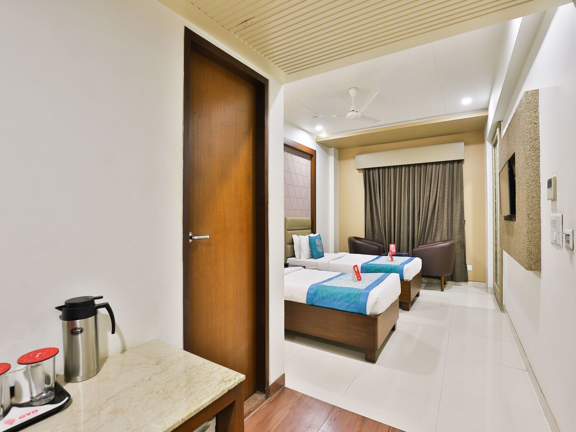 Oyo 13253 The Grand Vinayak Hotel Ахмедабад Экстерьер фото