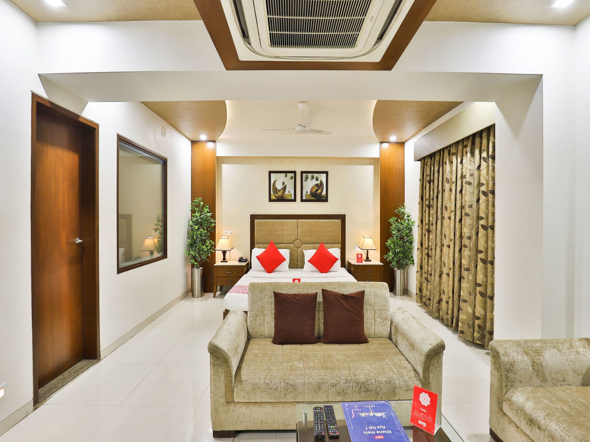 Oyo 13253 The Grand Vinayak Hotel Ахмедабад Экстерьер фото