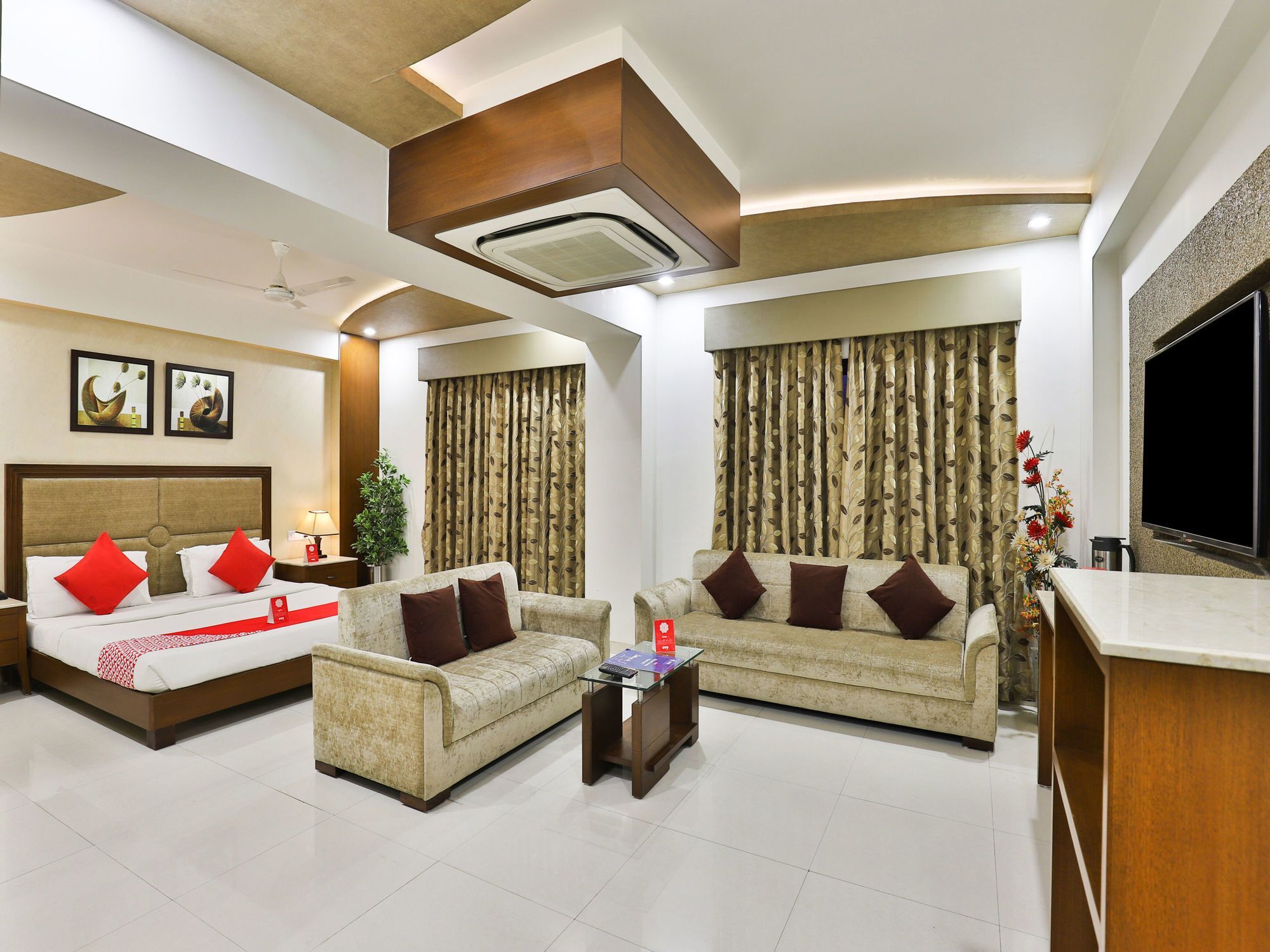 Oyo 13253 The Grand Vinayak Hotel Ахмедабад Экстерьер фото