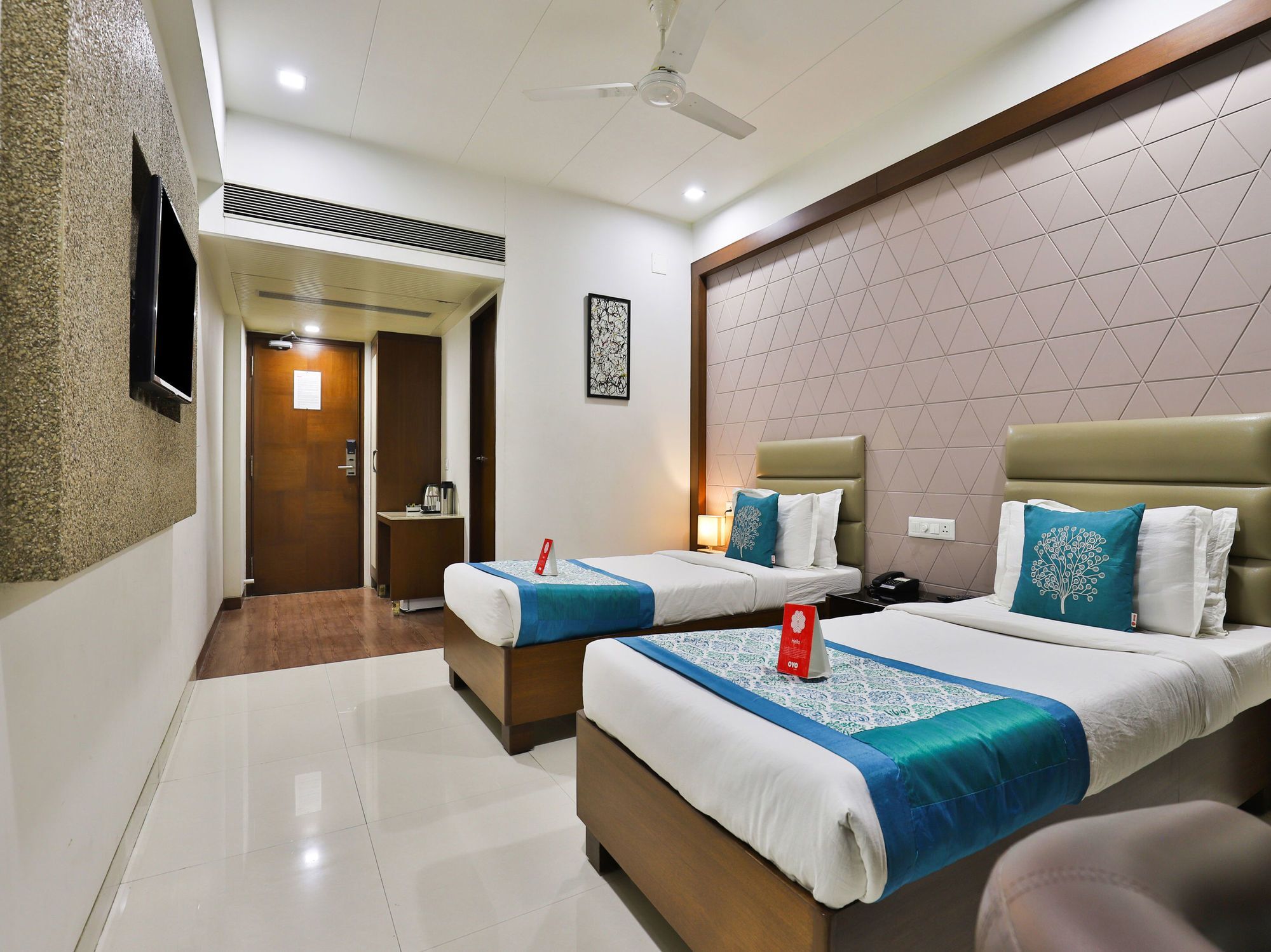 Oyo 13253 The Grand Vinayak Hotel Ахмедабад Экстерьер фото