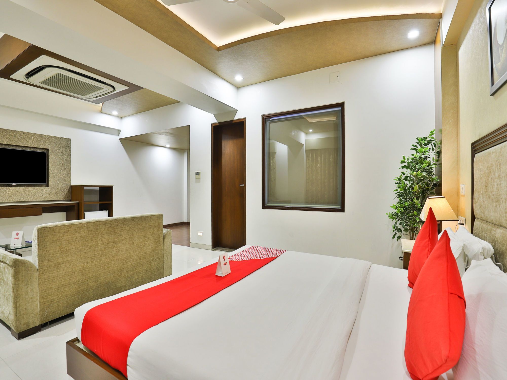 Oyo 13253 The Grand Vinayak Hotel Ахмедабад Экстерьер фото