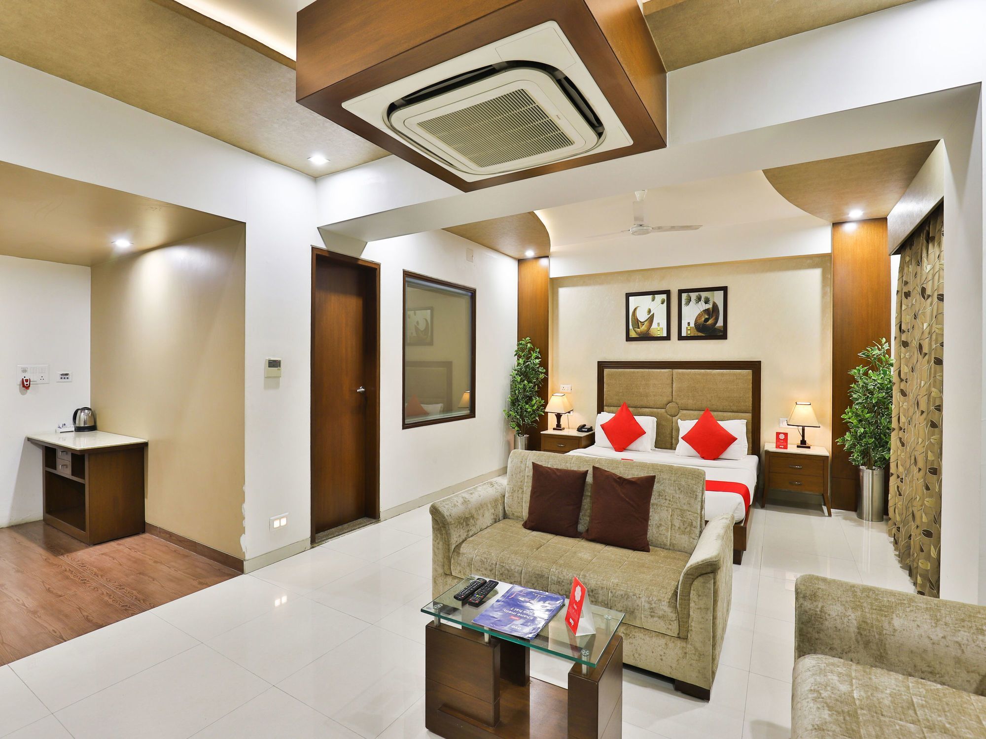 Oyo 13253 The Grand Vinayak Hotel Ахмедабад Экстерьер фото