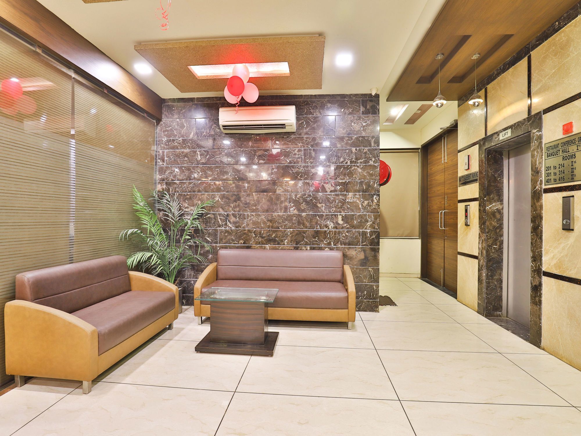 Oyo 13253 The Grand Vinayak Hotel Ахмедабад Экстерьер фото