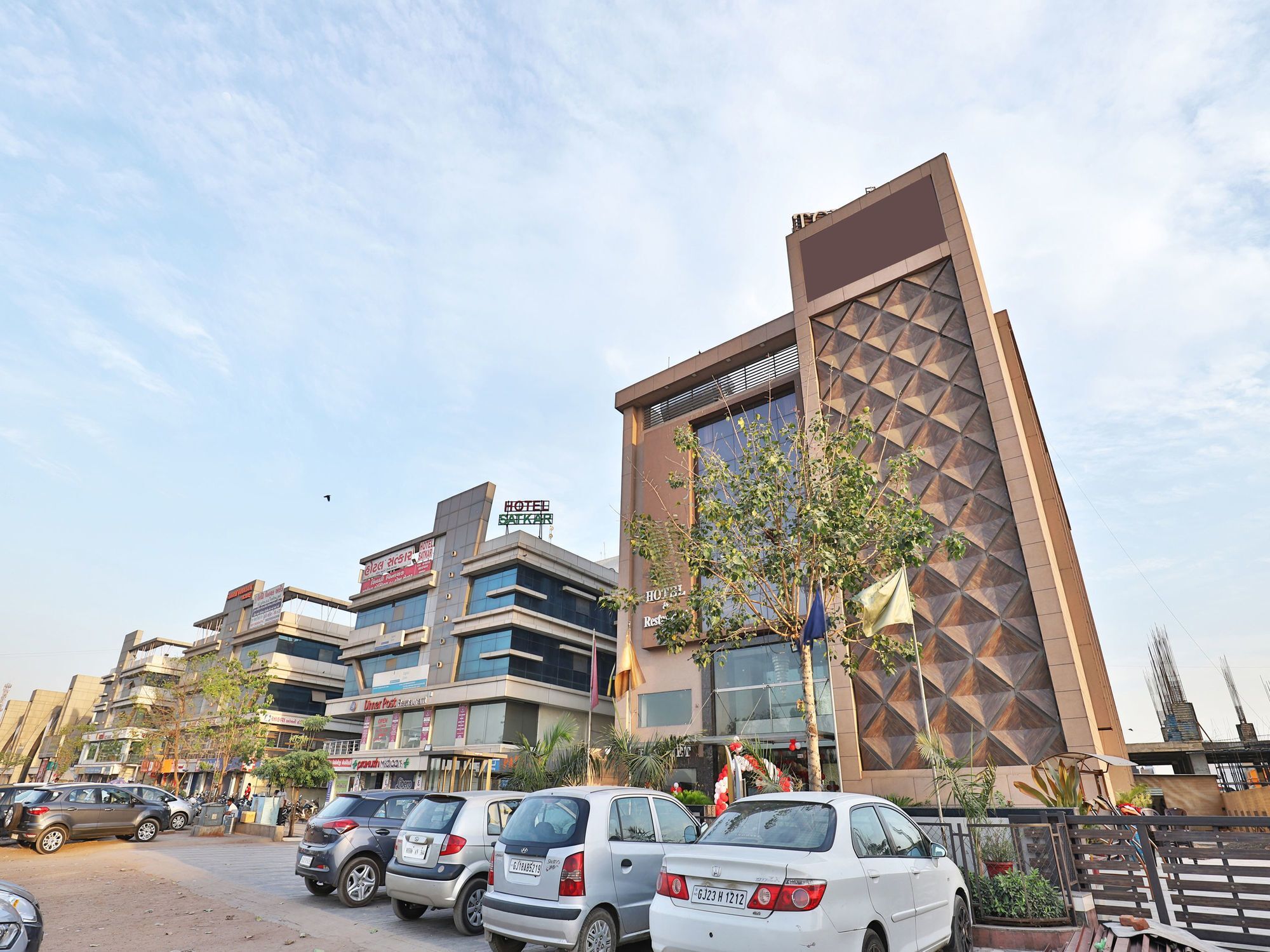 Oyo 13253 The Grand Vinayak Hotel Ахмедабад Экстерьер фото