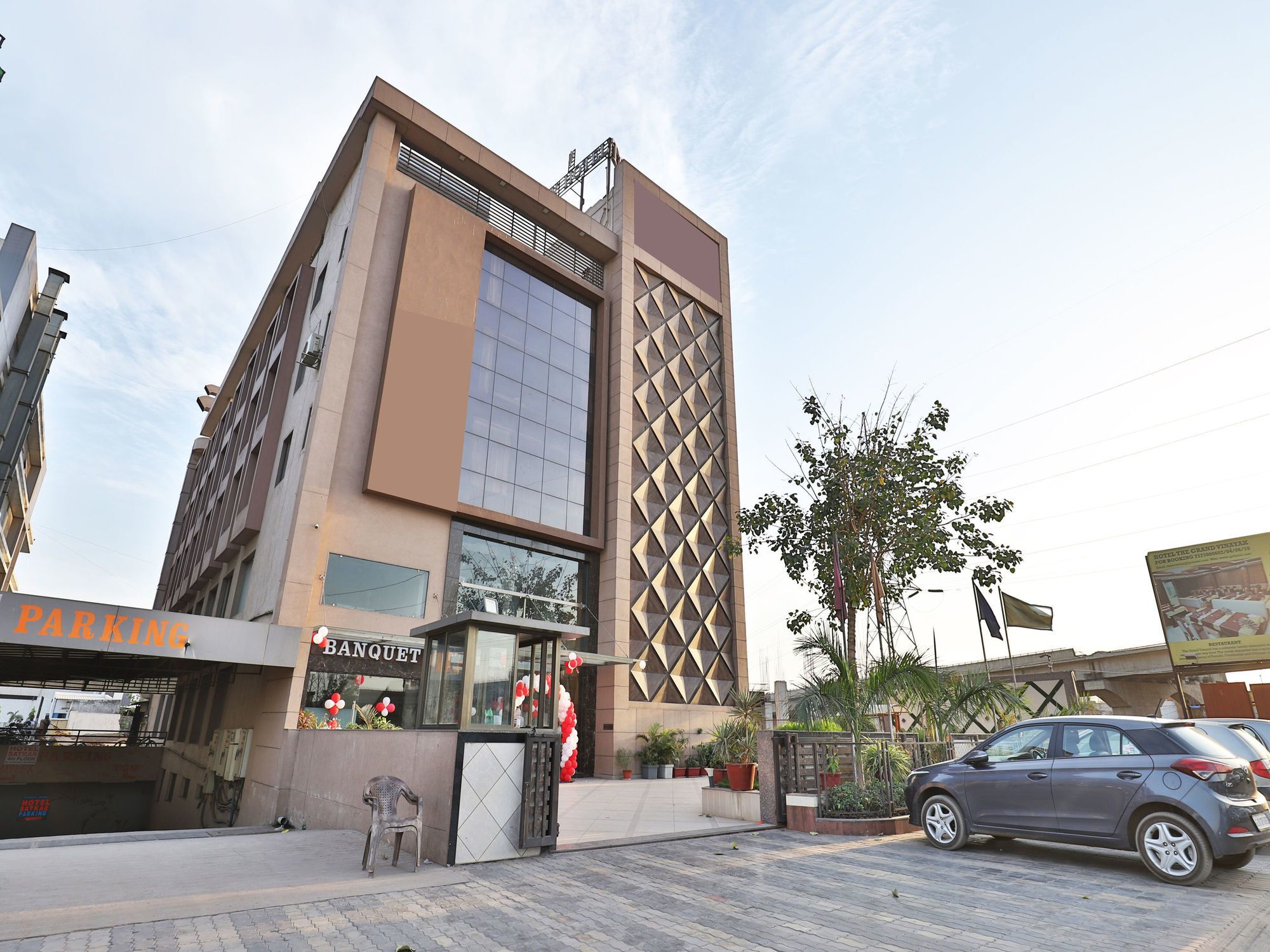 Oyo 13253 The Grand Vinayak Hotel Ахмедабад Экстерьер фото